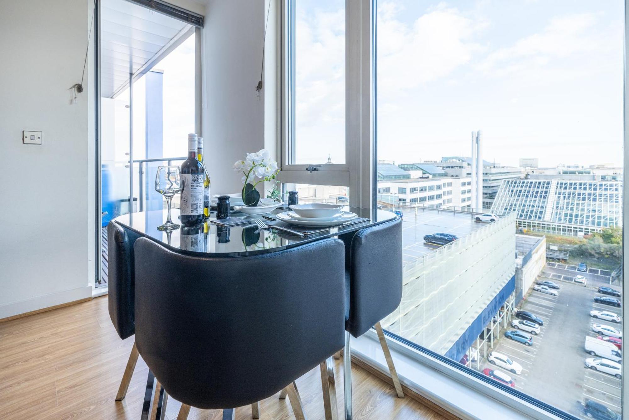 Stylish City Centre Apartment - Home From Home With Fully-Equipped Kitchen, Smart Tv, Netflix, Superfast Wifi, Free Parking, Self Check-In - By Brightleap Apartments Milton Keynes Dış mekan fotoğraf